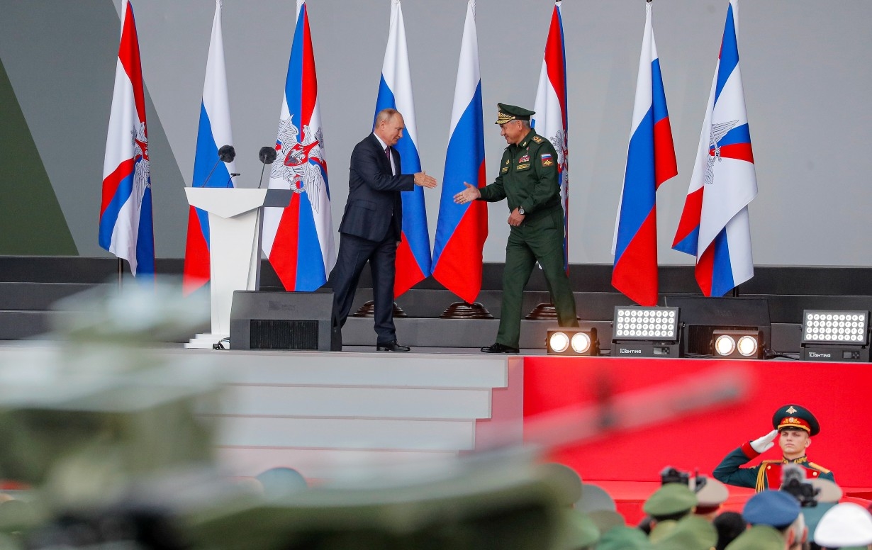 Putin nagradio policajce i vojnike uoči parlamentarnih izbora