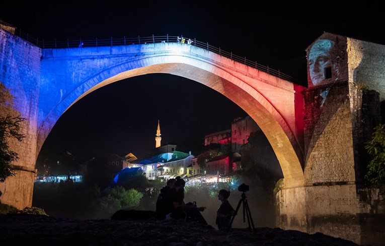 FOTO Stari most u Mostaru francuskim bojama odao počast preminulom Chiracu
