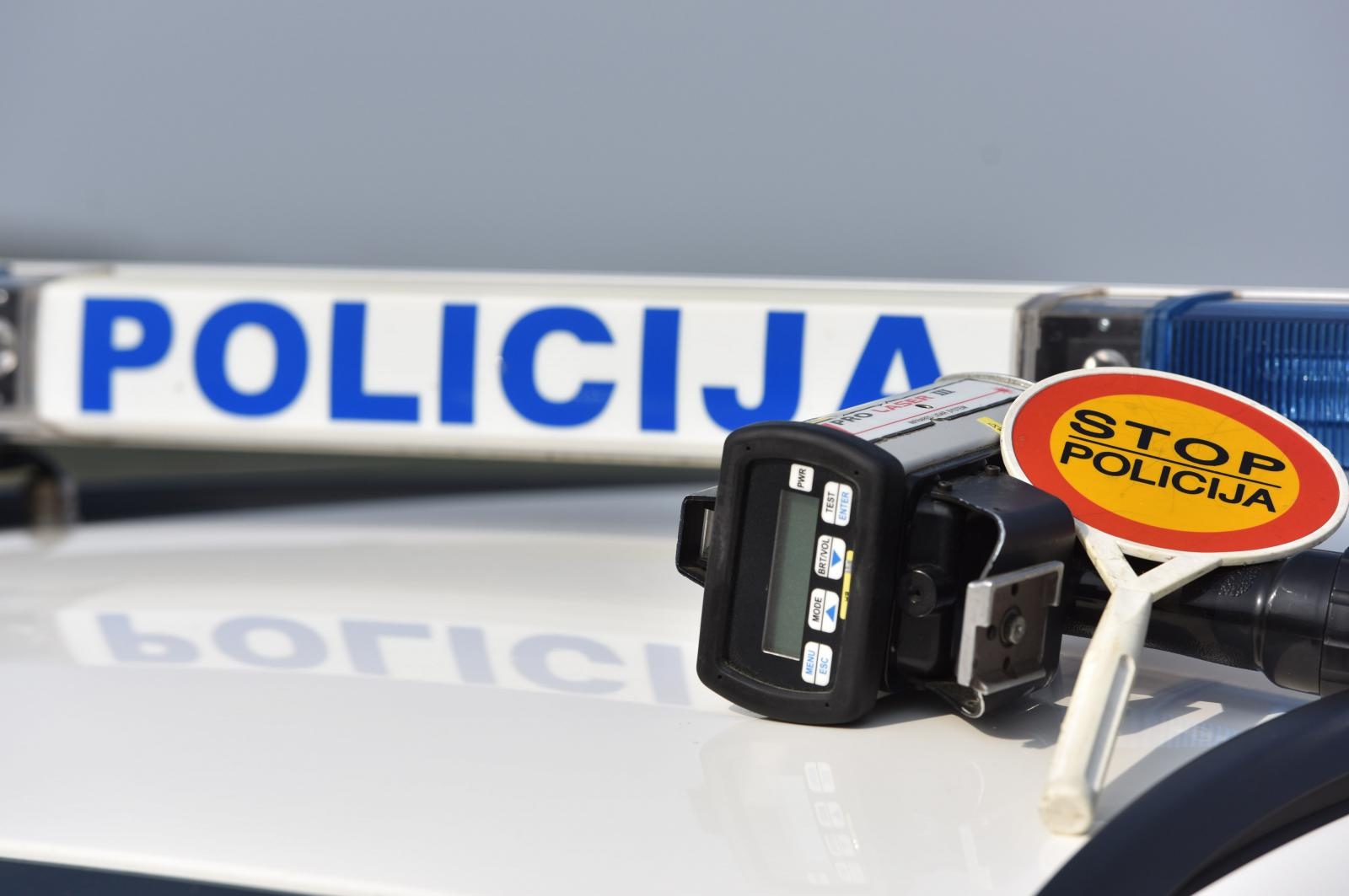 Taksist bez vozačke i sa jointom u autu odbio test na droge i dao lažno ime