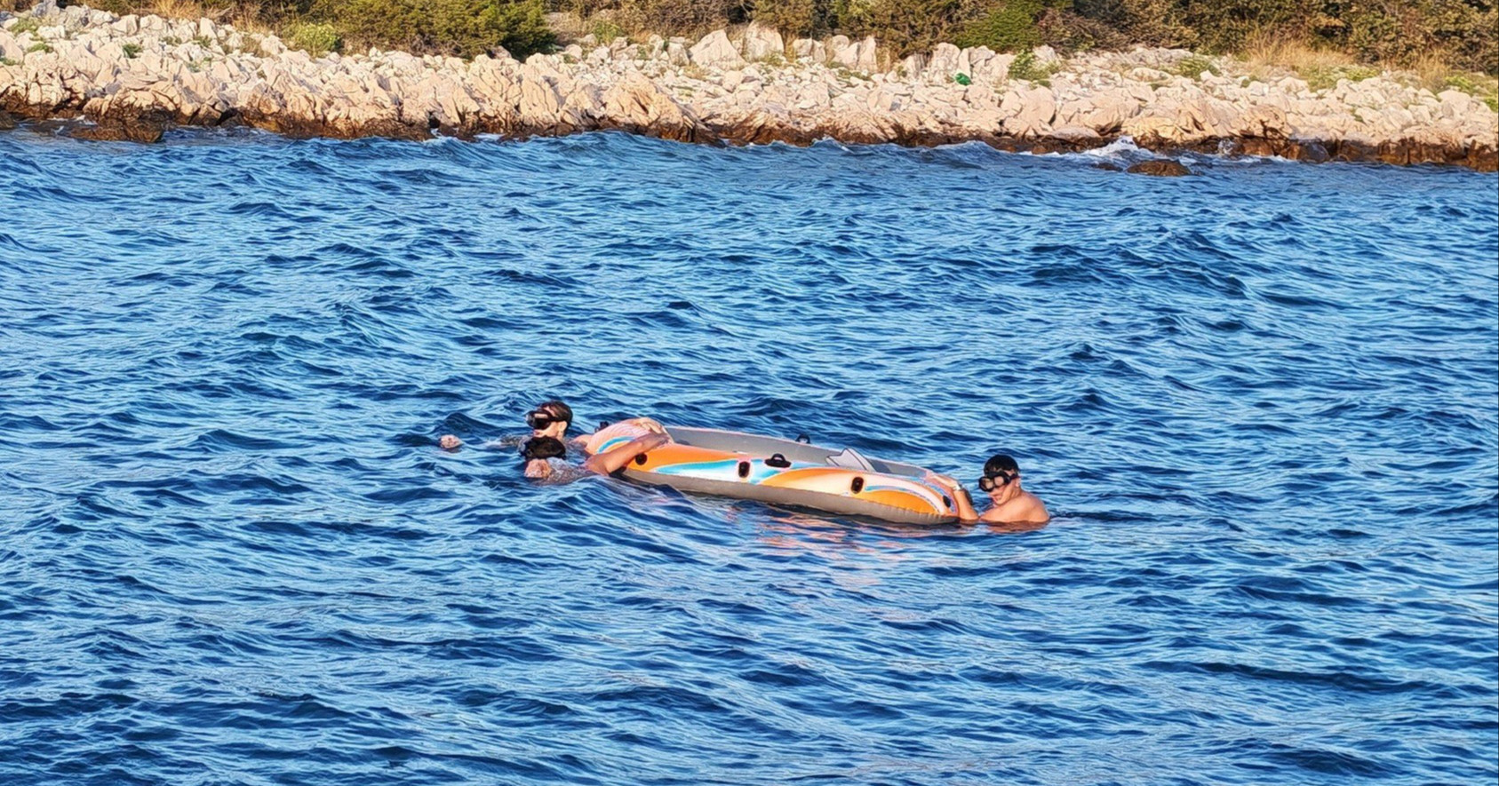 Dvije akcije kod Paga. Troje spašeno, kod Novalje pronađeno tijelo Talijana