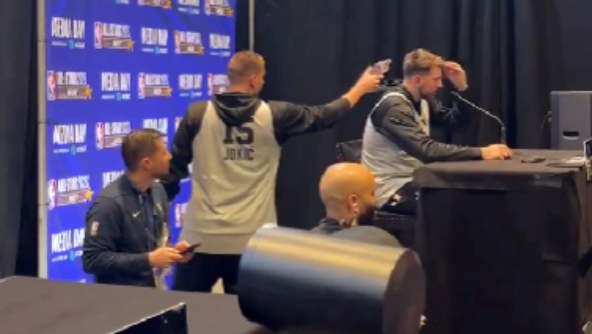 VIDEO Jokić Dončića usred presice zalio vodom, Slovenac mu uz smijeh opsovao majku