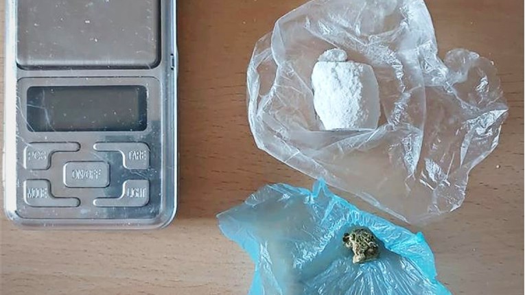 U Sinju kod muškarca pronašli desetak grama amfetamina i nešto sitno marihuane