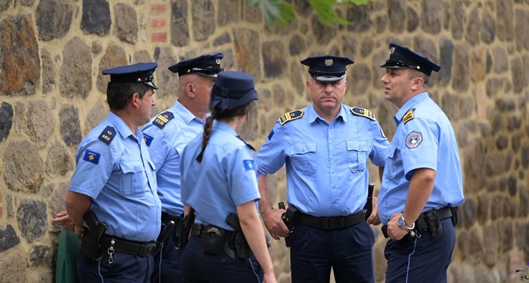 Tragedija na Kosovu. Pijani otac nožem izbo kćer (21), bore joj se za život