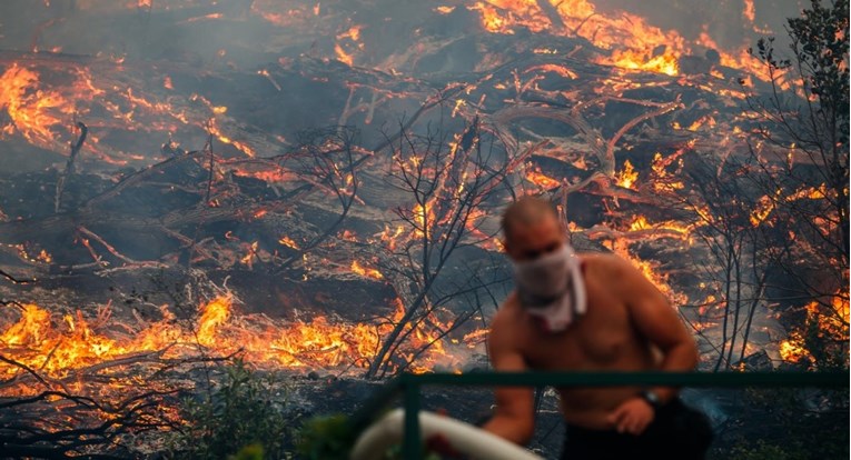 Požar u Žrnovnici ušao među kuće, pogledajte fotografije