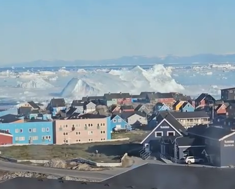 VIDEO Golema santa leda prevrnula se uz obalu Grenlanda
