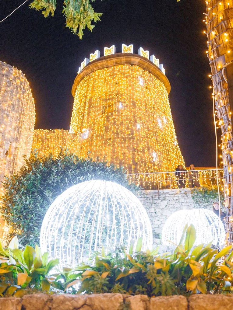 VIDEO Čarolija u Rijeci: Trsatski kaštel obasjale tisuće lampica