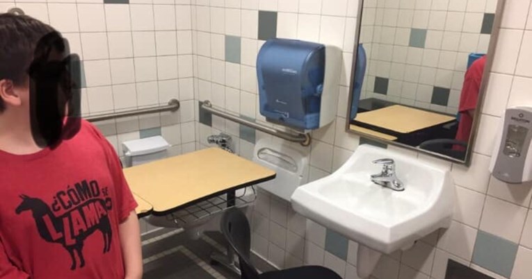 Učiteljica radni stol autističnom dječaku smjestila u WC, roditelji su u šoku