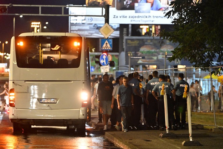 FOTO Busevi dovezli hrpu policajaca na Hipodrom