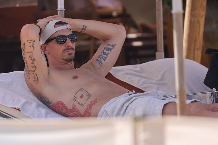 Zlatan Ibrahimović na plaži u Saint Tropezu privukao pažnju jednom tetovažom na rebru