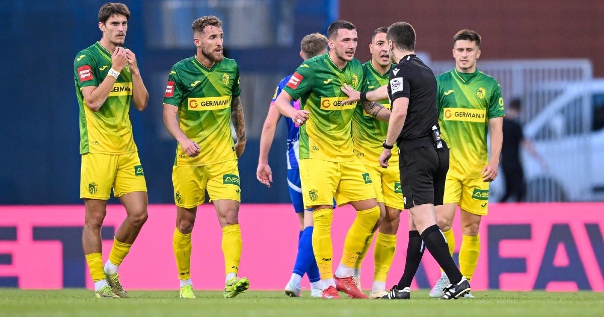 Sudac u bizarnoj situaciji dao drugi žuti karton igraču Istre. Komentator: Molim?