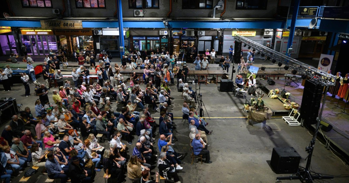 FOTO Plac u Španskom večeras bio krcat, pogledajte što je privuklo Zagrepčane