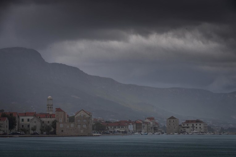 Danas će biti oblačno s kišom, na obali pljuskovi s grmljavinom