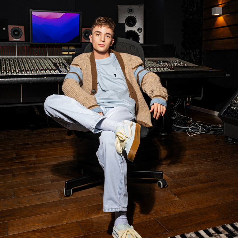 Mladi dubrovački pjevač okušao se u akustičnoj verziji svoje pjesme, poslušajte