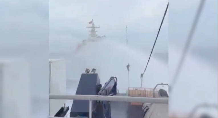 VIDEO Kineska obalna straža vodenim topovima gađala filipinske brodove