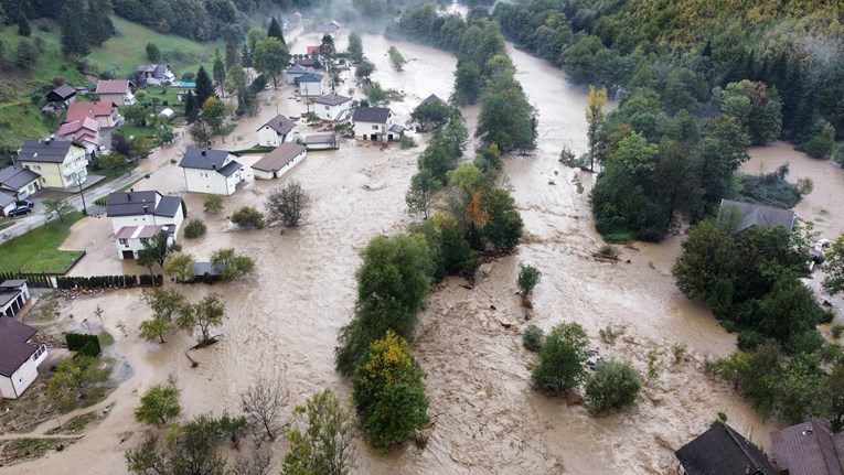 FOTO Pogledajte dramatične fotografije potopljenog sela u BiH iz zraka