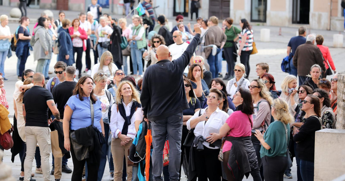 FOTO Topla jesen u Puli privukla velik broj turista koji šetaju gradom