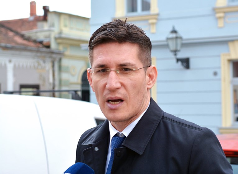 Mostov Troskot: Srbija briše hrvatski identitet, i to našim novcem