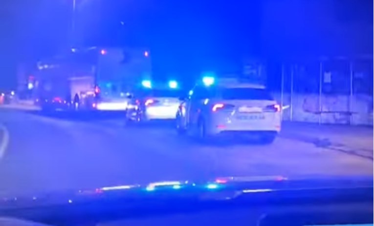 VIDEO Policajci upali u autobus u Podstrani