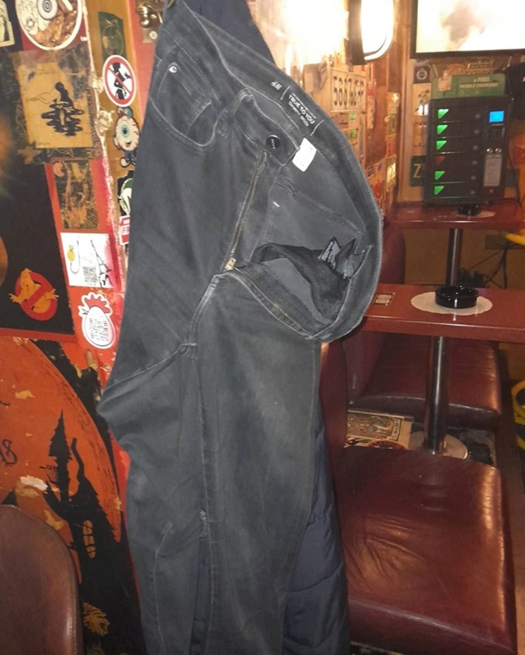 Zagrebački kafić: "Mlada dama koja je ostavila traperice, neka dođe po njih"