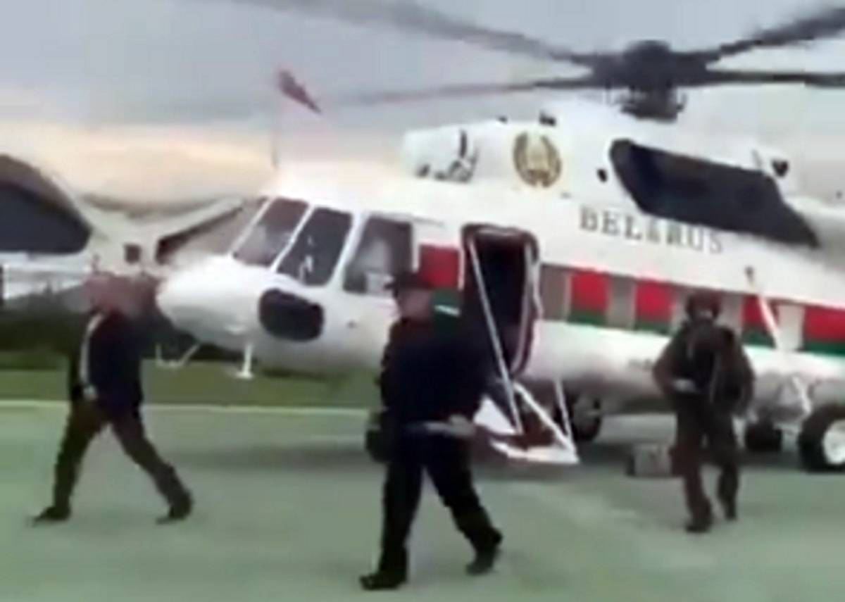 VIDEO Kruži snimka Lukašenka kako s kalašnjikovom u rukama slijeće u rezidenciju