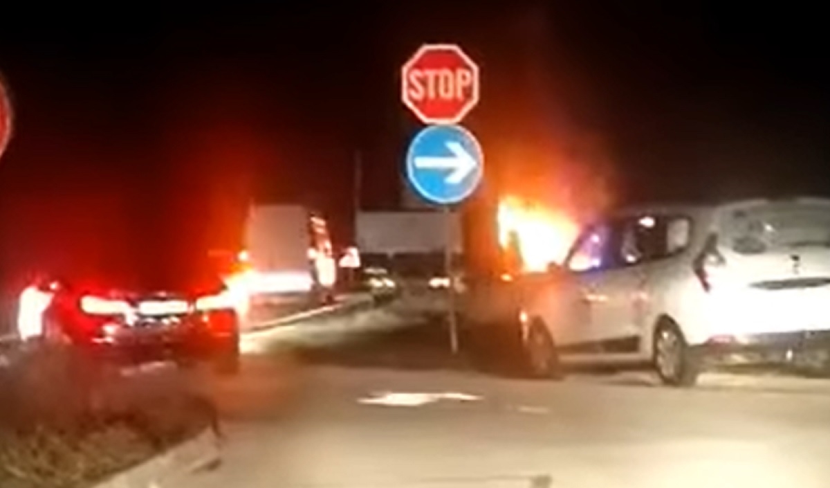 Motorist pretjecao minibus preko pune crte, zabio se u auto. Umro je na mjestu