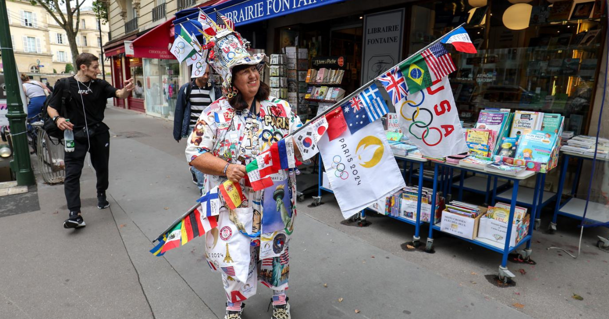Ova žena privukla je pažnju u Parizu. Zovu je super obožavateljicom Olimpijskih igara