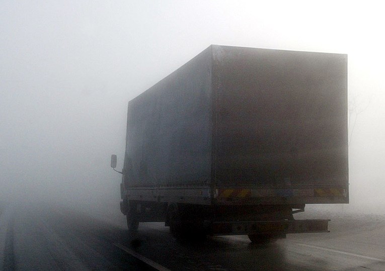 Ima dosta magle u Slavoniji i Dalmaciji, HAK poslao upozorenje vozačima