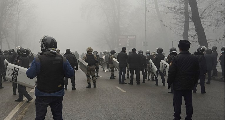 Kaos u Kazahstanu: Pala vlada, gori skupština, poginulo osam policajaca...