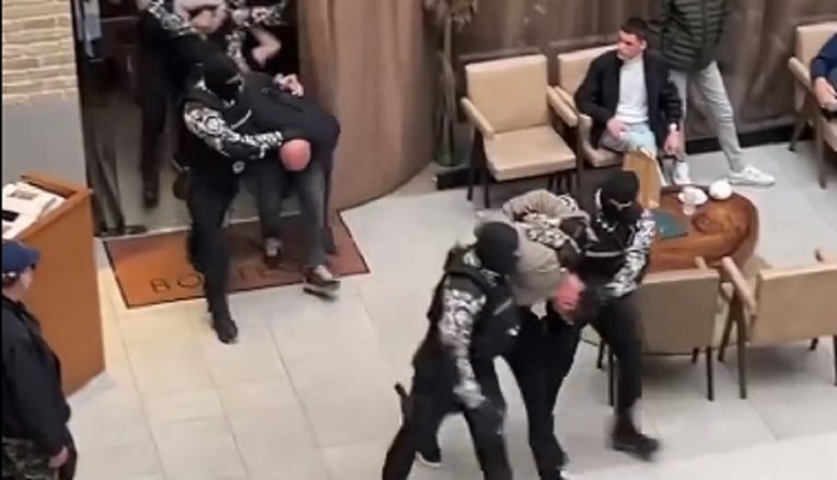 VIDEO Uhićena braća Vidović. Maskirani policajci uletjeli u restoran i odveli ih