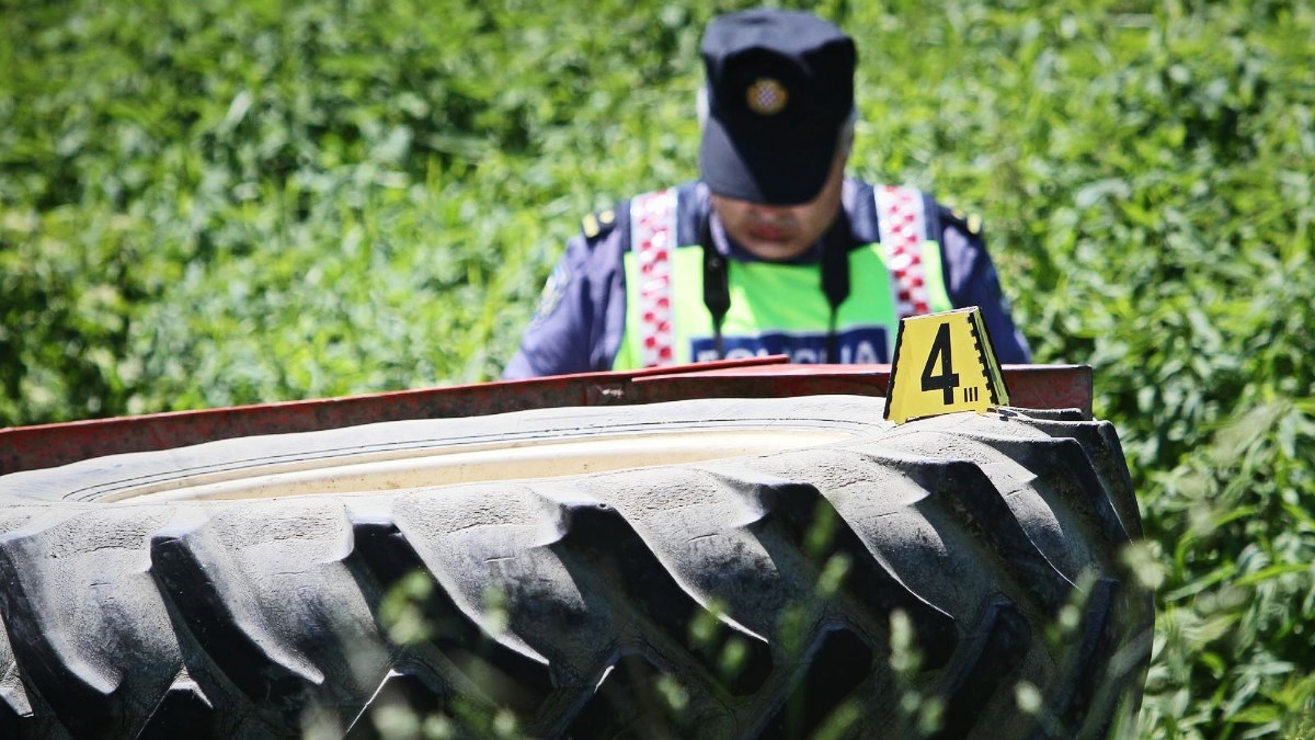 Pijan nepropisno vozio traktor i djevojčice u njemu. Sudario se, one su ozlijeđene