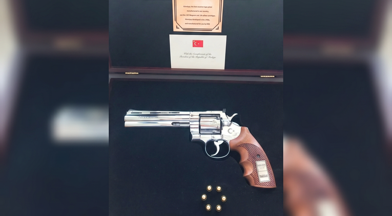 Erdoğan darovao revolver i Milanoviću. Pantovčak: Odmah je predan voditelju osiguranja