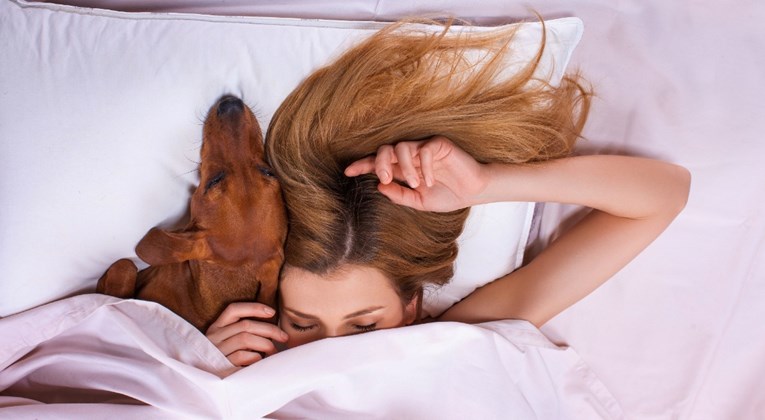 Istraživanja: Žene spavaju bolje pored svojih pasa nego partnera