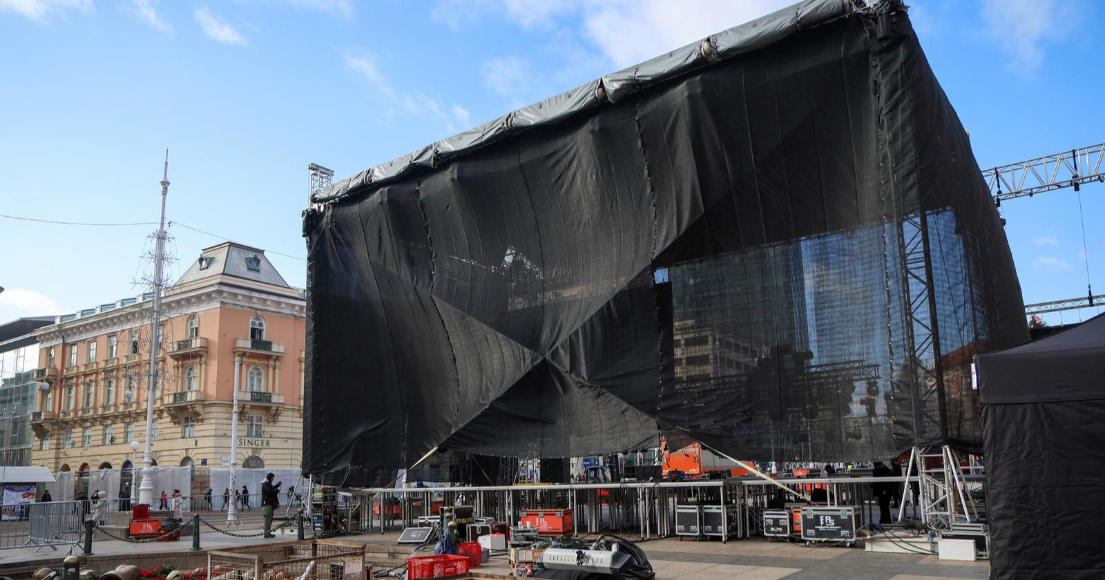 FOTO Završni radovi: Postavljanje pozornice na Trgu bana Jelačića je pri kraju
