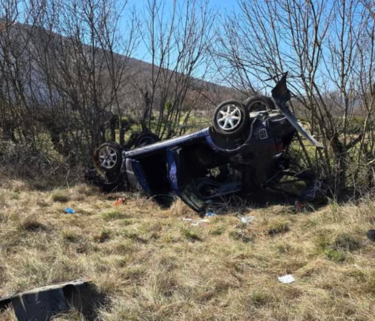 Djevojke (17, 19) bore se za život nakon nesreće u Dicmu, još dvije teško ozlijeđene