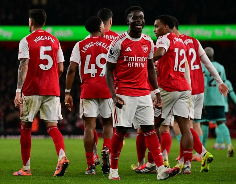 Arsenal u ludoj završnici svladao najgoru ekipu Premier lige. Pogledajte dva autogola
