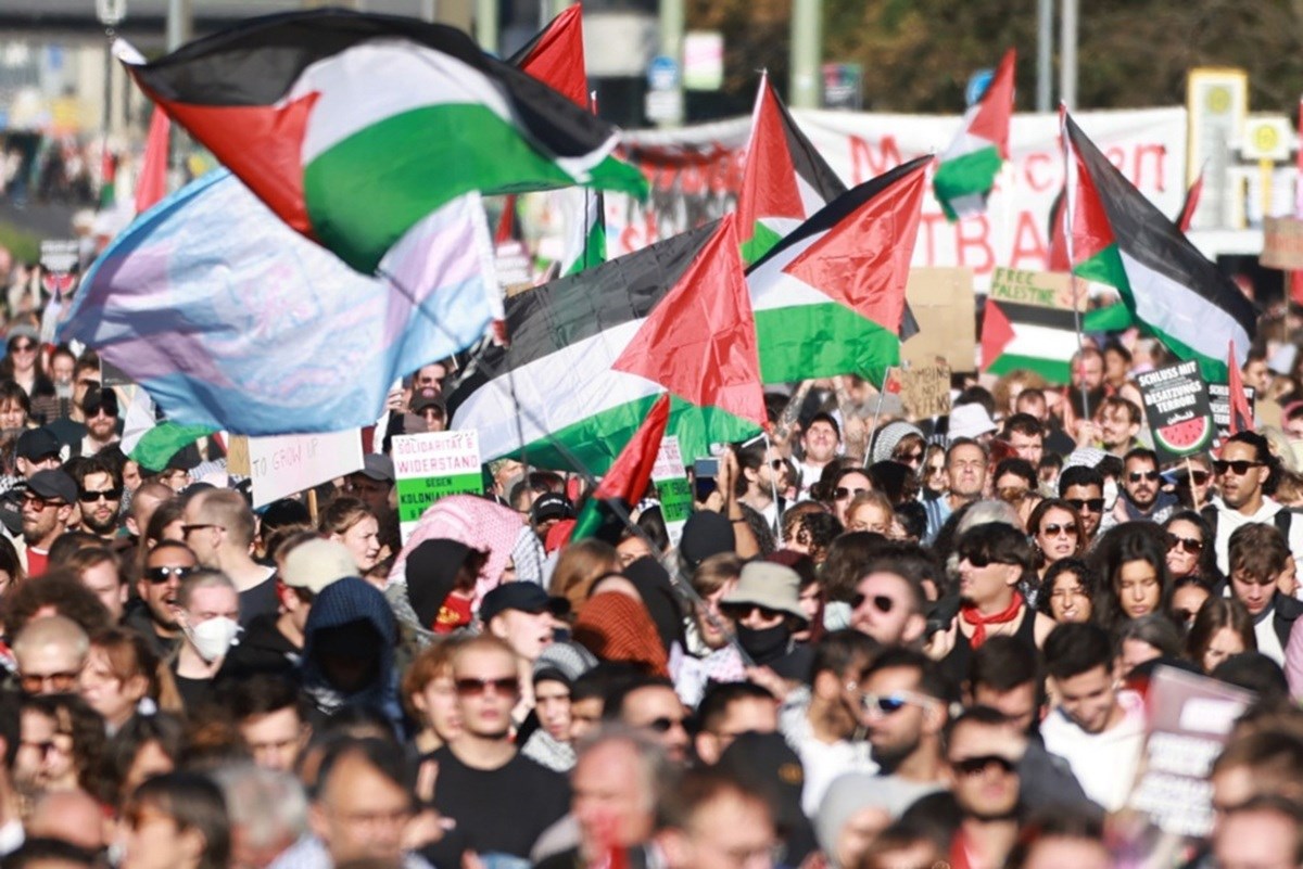 Tisuće ljudi u Düsseldorfu prosvjedovalo za Palestinu. Velik broj policajaca