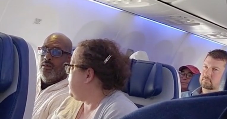 Putnik u avionu izgubio živce zbog uplakane bebe, pogledajte video
