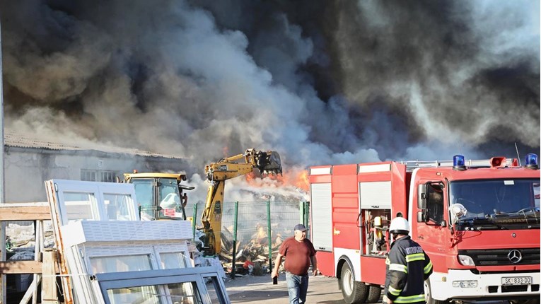Još nije ugašen požar na odlagalištu otpada u Sisku