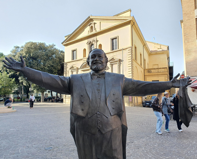 Pavarottijeva udovica bijesna zbog kipa u Italiji: "Ovo je ruganje njegovoj uspomeni"