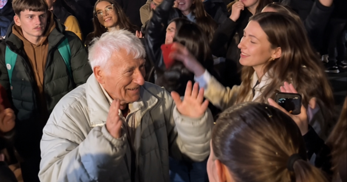 Snimka djeda koji slavi sa studentima u Srbiji oduševila ljude: "Život je lijep"