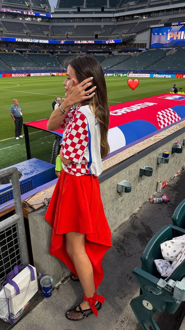 Adriana Ćaleta-Car navijala u hlačama od 1500 eura koje izgledaju poput suknje