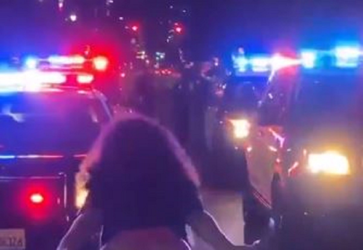 VIDEO Cura na prosvjedu snimljena kako polugola twerka ispred policije