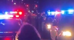 VIDEO Cura na prosvjedu snimljena kako polugola twerka ispred policije