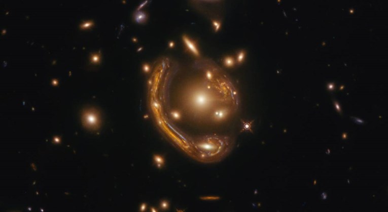 FOTO Hubble u dalekom svemiru snimio rijedak fenomen, Einsteinov prsten