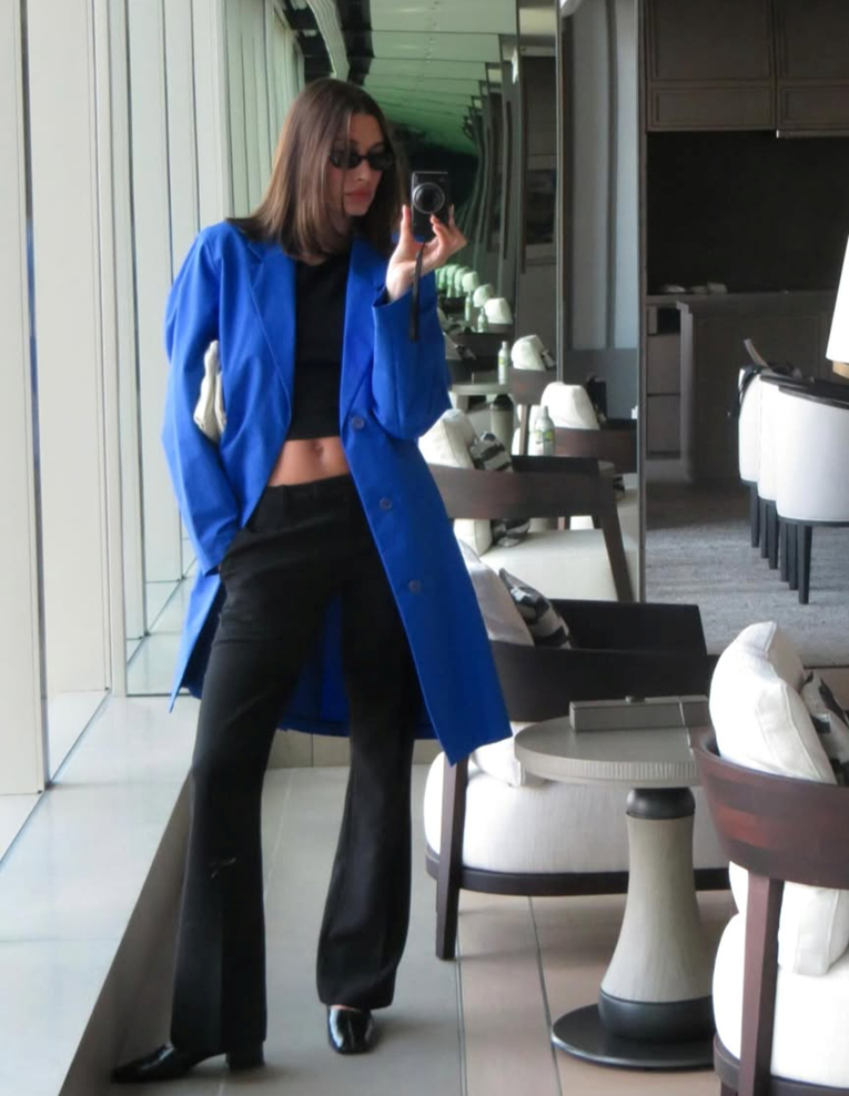 Hailey Bieber nosi vintage kaput iz 2011. i prati veliki modni trend