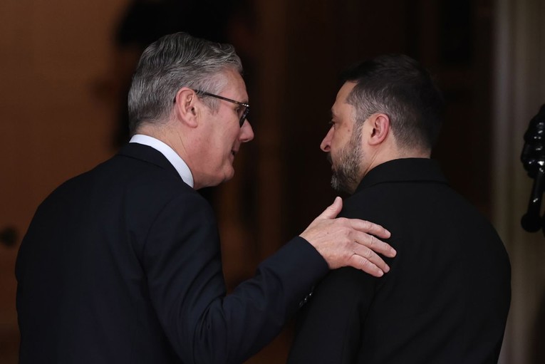 Zelenski Starmeru: Ukrajina treba više projektila