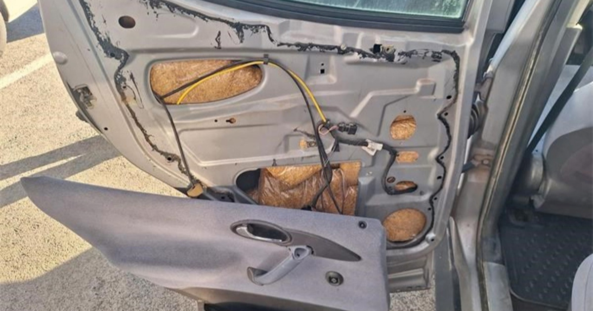 FOTO U autu skrivao i krijumčario gotovo 40 kila duhana. Kazneno je prijavljen