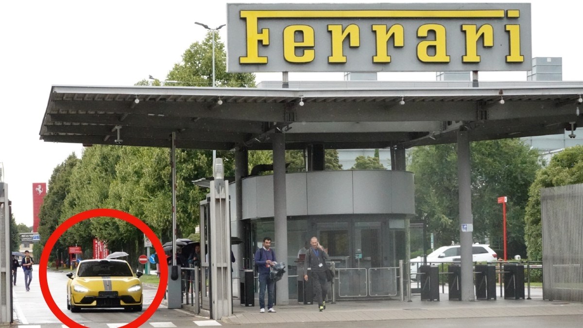 Pogledajte koji je auto snimljen na ulazu u sjedište Ferrarija