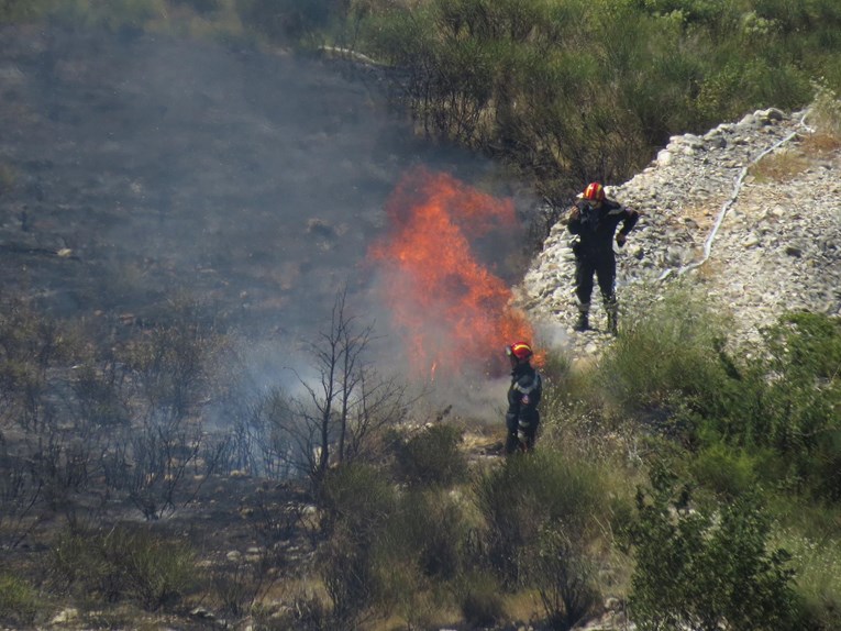 Ozlijeđen vatrogasac u požaru kod Omiša, gorjelo i u Splitu i Segetu Gornjem
