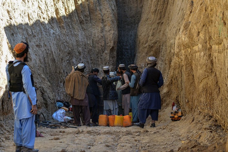 Dječak pao u bunar dubok 25 metara u Afganistanu, izvukli ga nakon 3 dana. Umro je